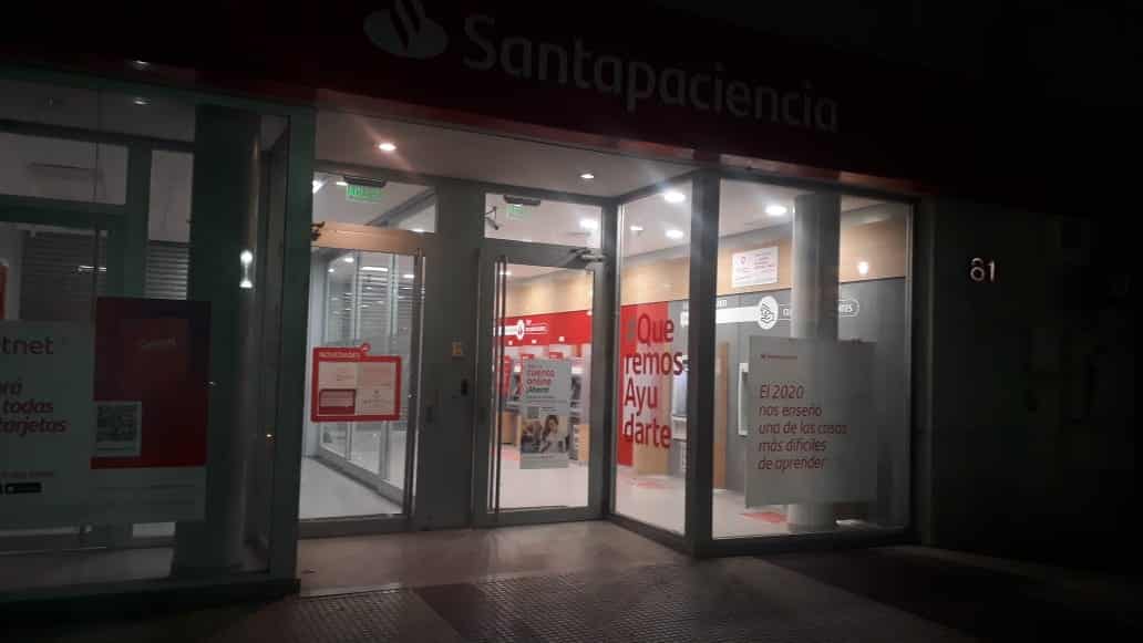 Rompieron a patadas los vidrios de un banco y una carnicería