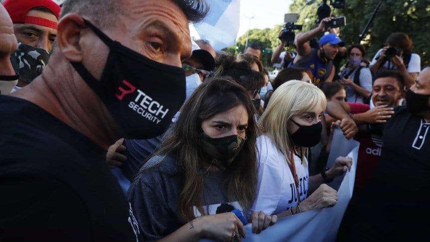 Claudia, Dalma y Gianinna Maradona dijeron presente en la marcha por Diego en el Obelisco