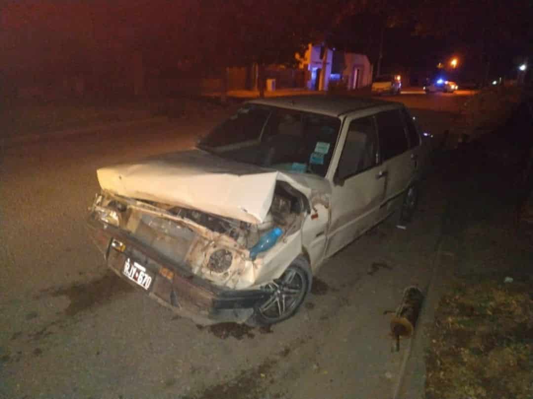 Chocó contra un auto estacionado, abandonó el vehículo y escapó