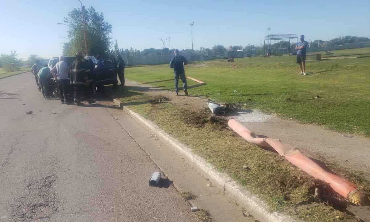 Borracho chocó contra un alumbrado y terminó detenido