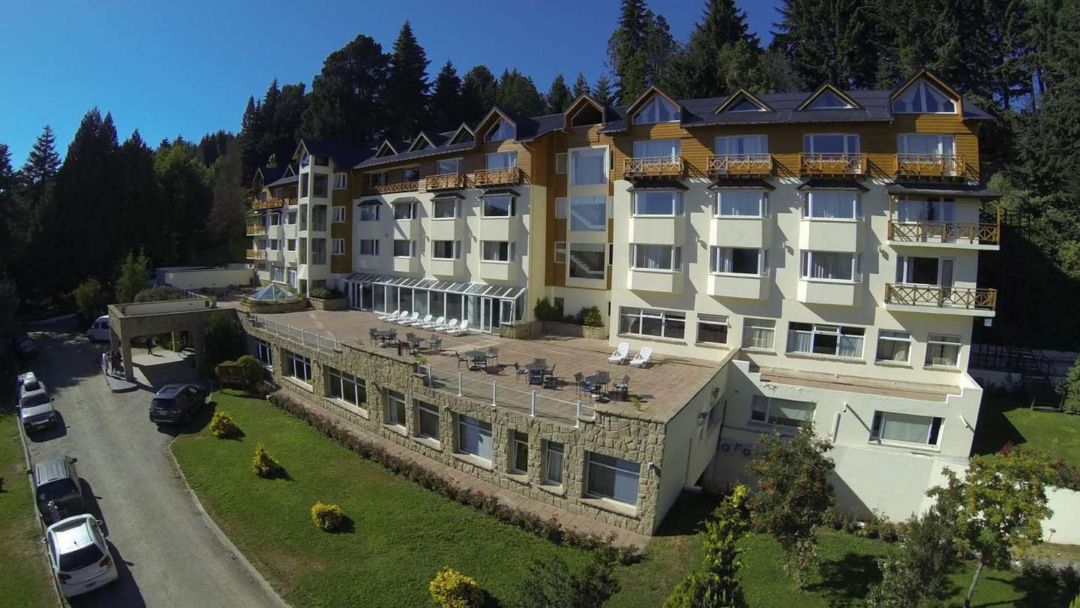 Cinco estudiantes que tiraron a otro por la ventana de un hotel en Bariloche fueron imputados por tentativa de homicidio