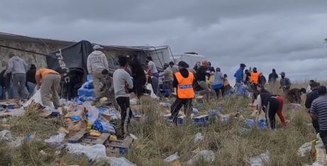 Pringles: vecinos saquearon un camión con alimentos que había volcado en la ruta