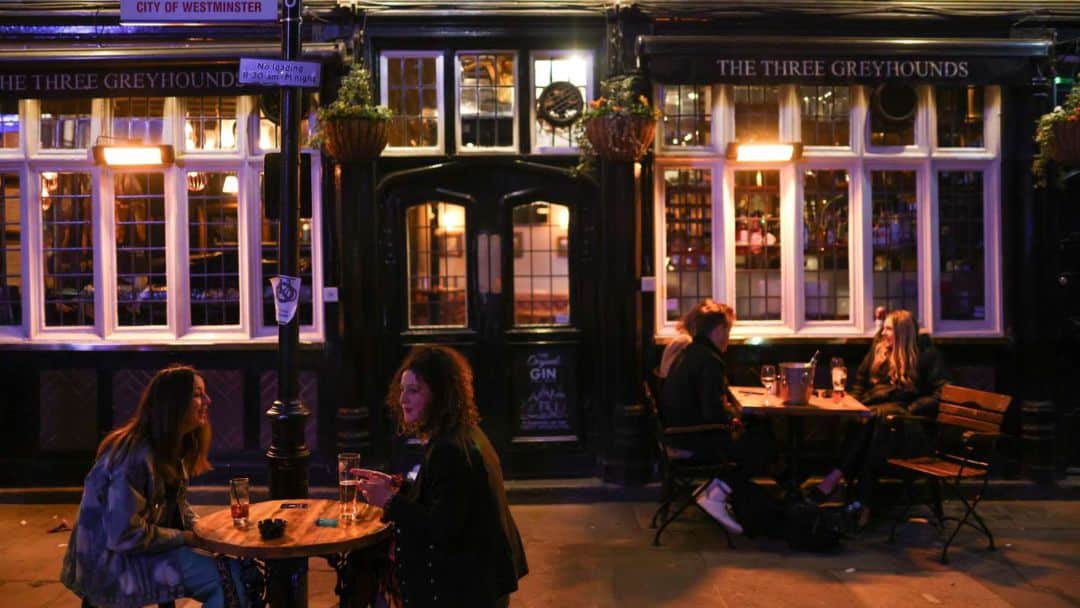 ¿El mejor trabajo del año? En Inglaterra ofrecen 45 mil dólares por visitar pubs antiguos