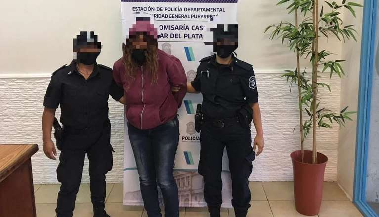 Encontraron en la calle, desnuda y en shock a una adolescente abusada por su mamá y su padrastro