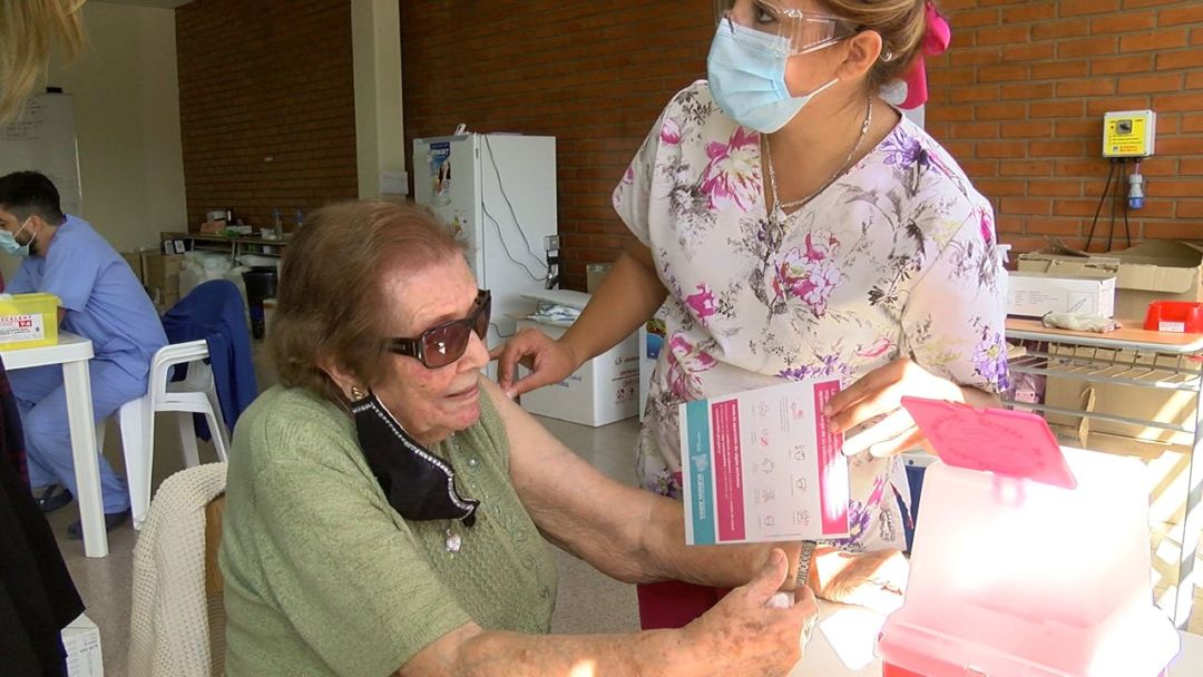 La alegria de Francisca, que con 103 años se vacunó contra el Covid-19