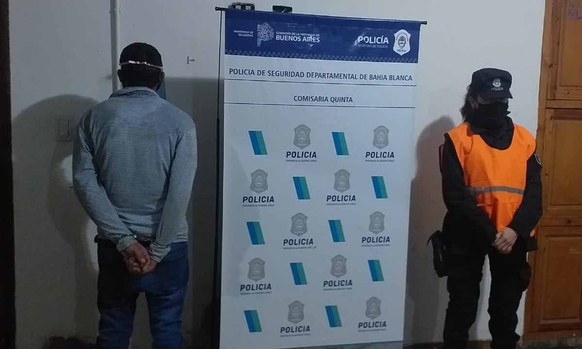 Agredió con un fierro a un policía