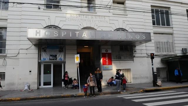 Hay 12 nenes internados con coronavirus en el Hospital Gutiérrez: dos están en terapia intensiva