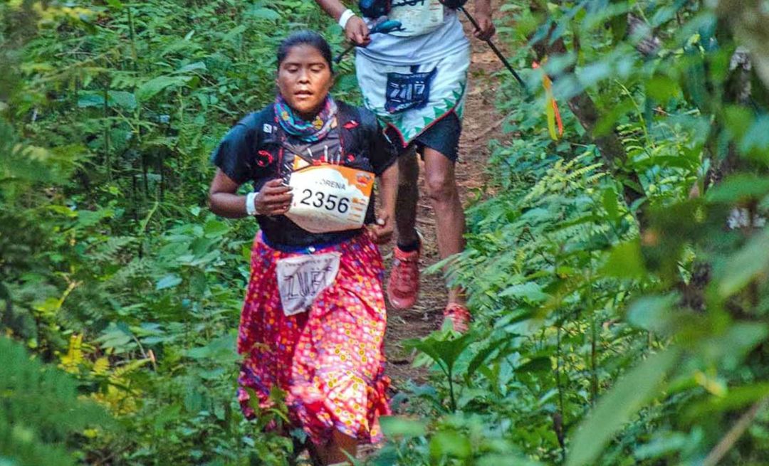 Con sandalias y pollera, una trail-runner clasifica cuarta en una carrera de montaña de larga distancia