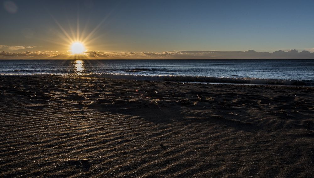 Las playas de Mar del Plata amanecen cubiertas de ‘perlas’