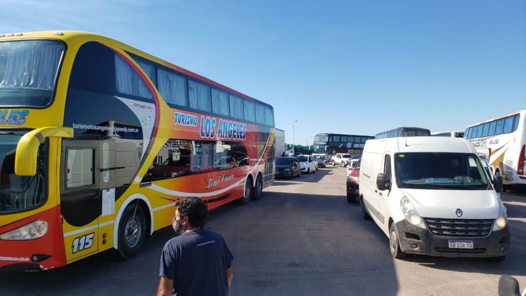 Reclamo de choferes de micros de larga distancia en la Ruta 3 Sur