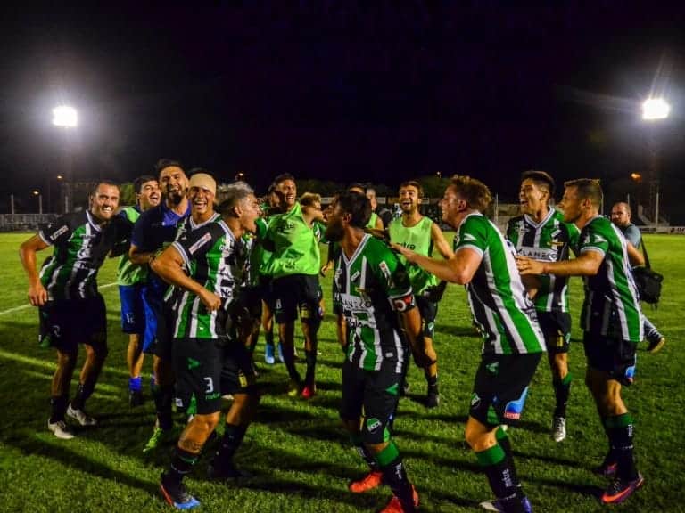 Con un jugador menos, Villa Mitre le ganó a Estudiantes de San Luis y se prendió en la pelea por la punta