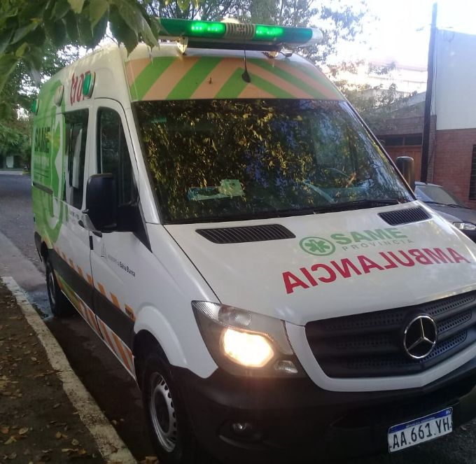 Una motociclista chocó contra un cable de alta tensión que estaba cruzado en la calle y sufrió quemaduras en el rostro