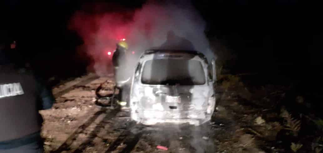 Investigan el incendio de una camioneta en una camino vecinal