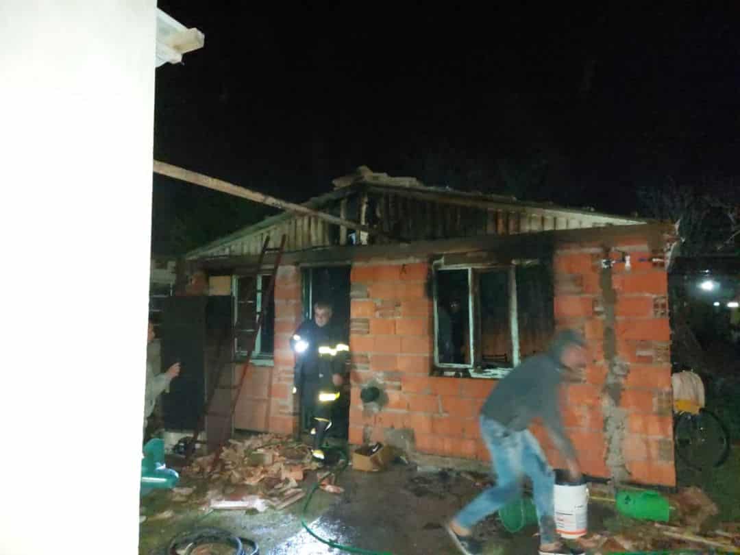 Por un desperfecto en el calefactor se prendió fuego una casa