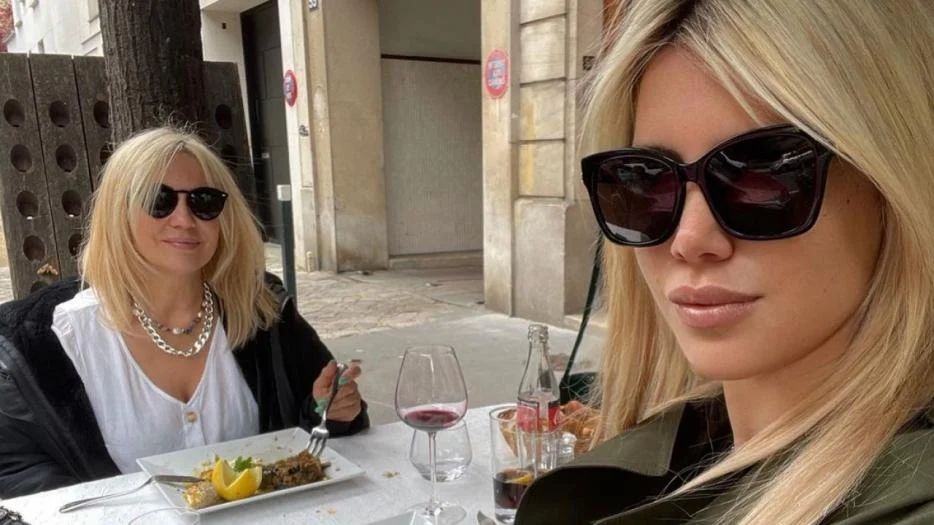 Wanda Nara compartió un brunch con su mamá en París, pero todos le preguntaron por el barbijo de un vecino de mesa