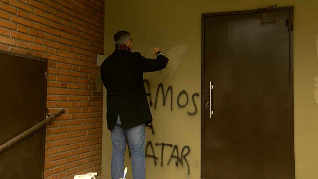 Taparon las pintadas antisemitas en la Asociación Israelita