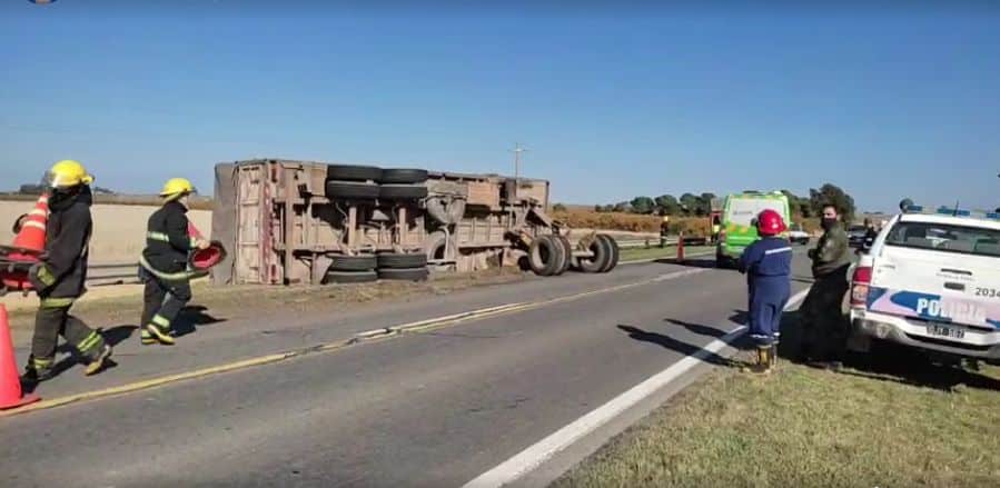 Volcó un acoplado en ruta 3