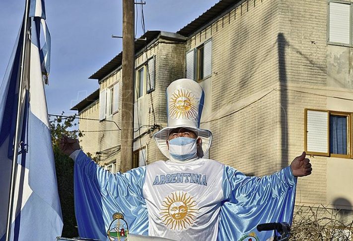 Dieron de alta al “Hombre Bandera”