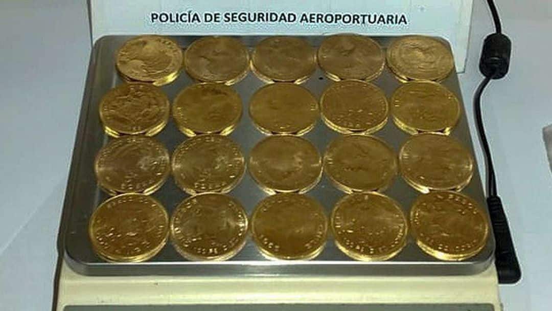 Un hombre estaba por viajar a Mendoza, pero cuando le revisaron el equipaje encontraron más de 100 monedas de oro valuadas en $23 millones