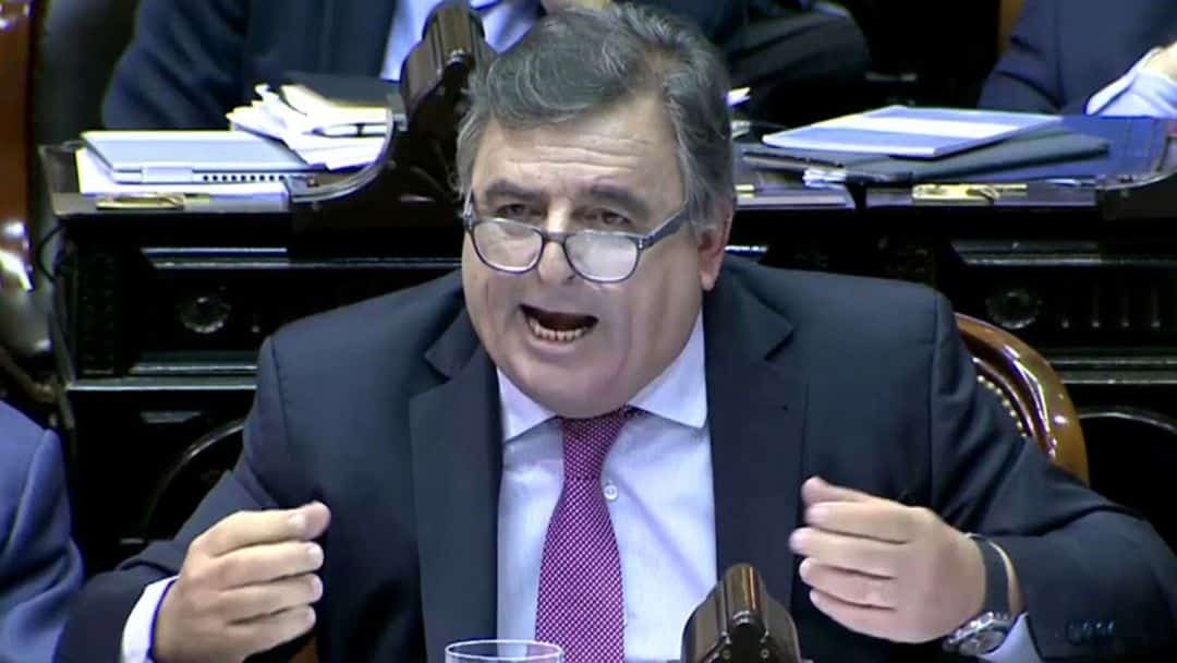 “Vino y pastillas”, “Macri 2023, zurdos mueran″: después de una serie de tuits insólitos, Mario Negri denunció que hackearon su cuenta