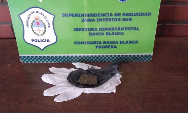 Solicitan condena para una mujer, por vender droga en la Plaza Rivadavia