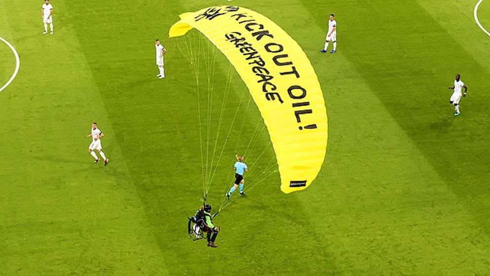 Un activista de Greenpeace cayó del cielo durante el partido Alemania-Francia de la Eurocopa