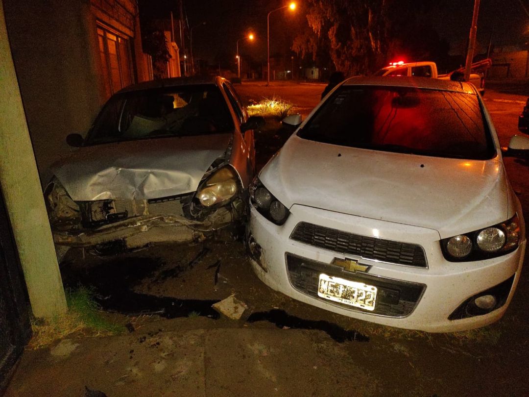 Borracho chocó contra un auto estacionado