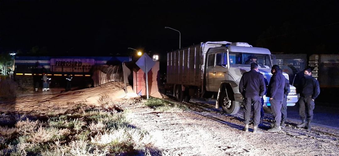 Un tren embistió el acoplado de un camión