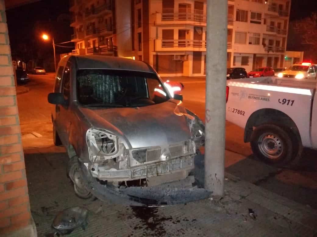 Abandonó su camioneta luego de chocar contra un poste