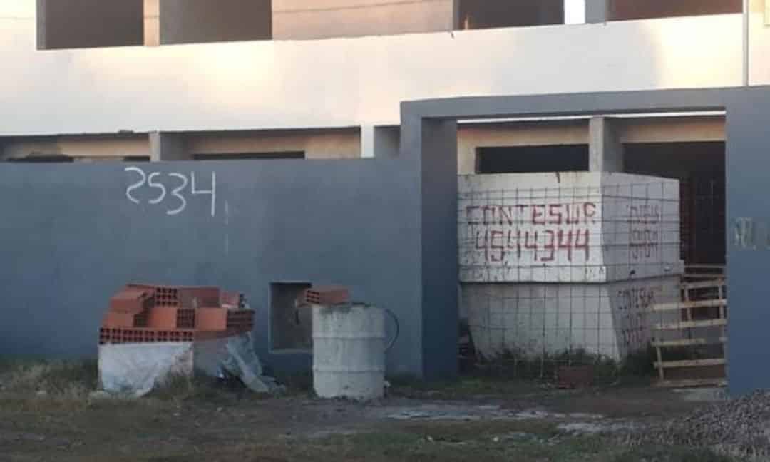 Arrestan a dos menores que intentaban robar en una obra de construcción