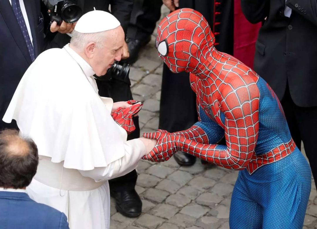 El motivo del peculiar encuentro entre el Papa Francisco y el “Hombre Araña” en el Vaticano: saludos, regalos y sonrisas