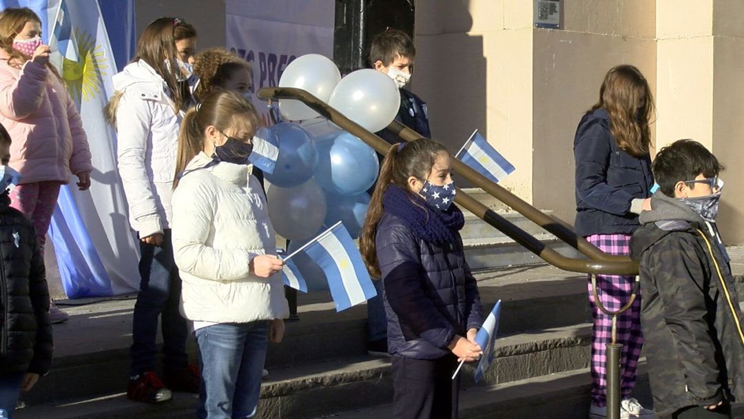 Una Promesa a la Bandera simbólica en medio del conflicto por las clases presenciales