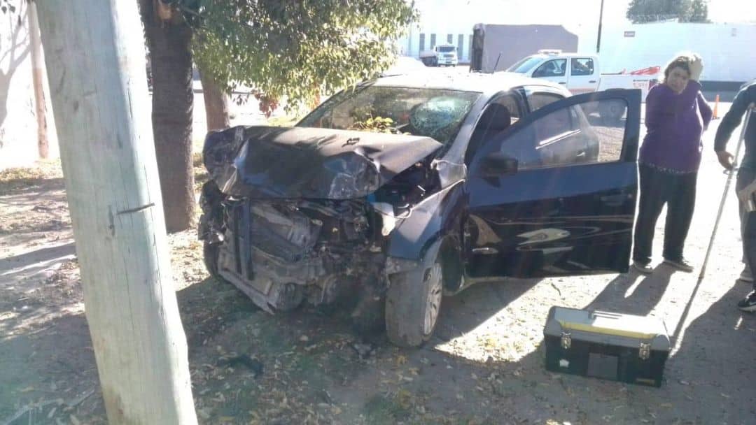 Se descompensó mientras manejaba y chocó contra un poste y un árbol