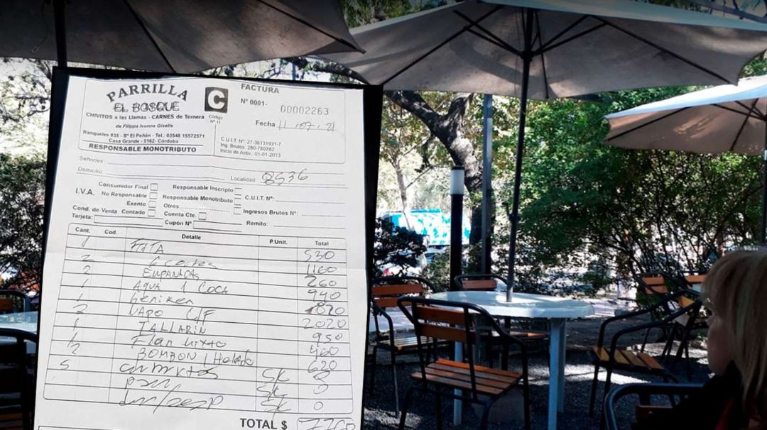 “$420 por ponerle crema a los fideos”: una familia fue a comer a una parrilla en Córdoba y se negó a pagar el ticket