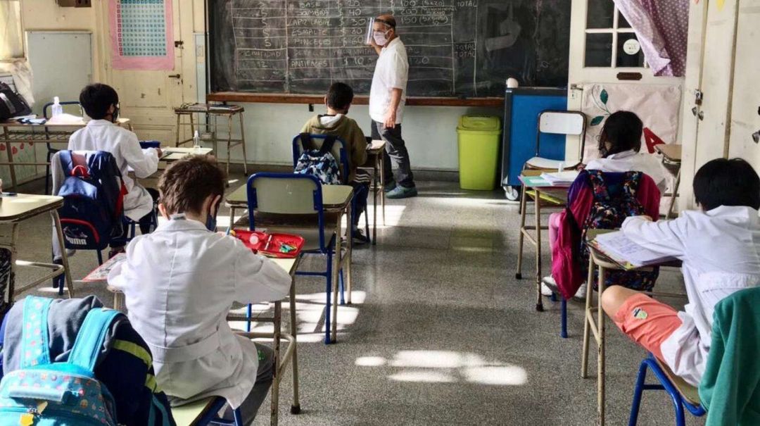 El Gobierno analiza extender el ciclo lectivo para los que terminan primaria y secundaria