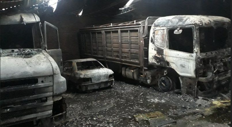 Incendio intencional: quemaron camiones, un galpón y un supermercado