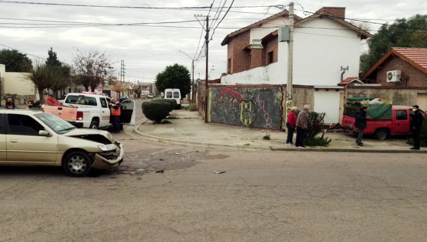 Tras choque de dos vehiculos, uno de ellos destruyó el paredón de una vivienda