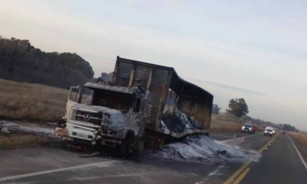 Las llamas consumieron un camión en ruta 51