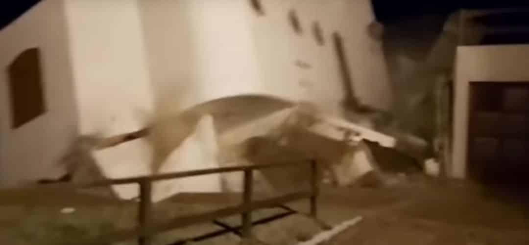 Sudestada en la costa bonaerense: impactante derrumbe de una vivienda