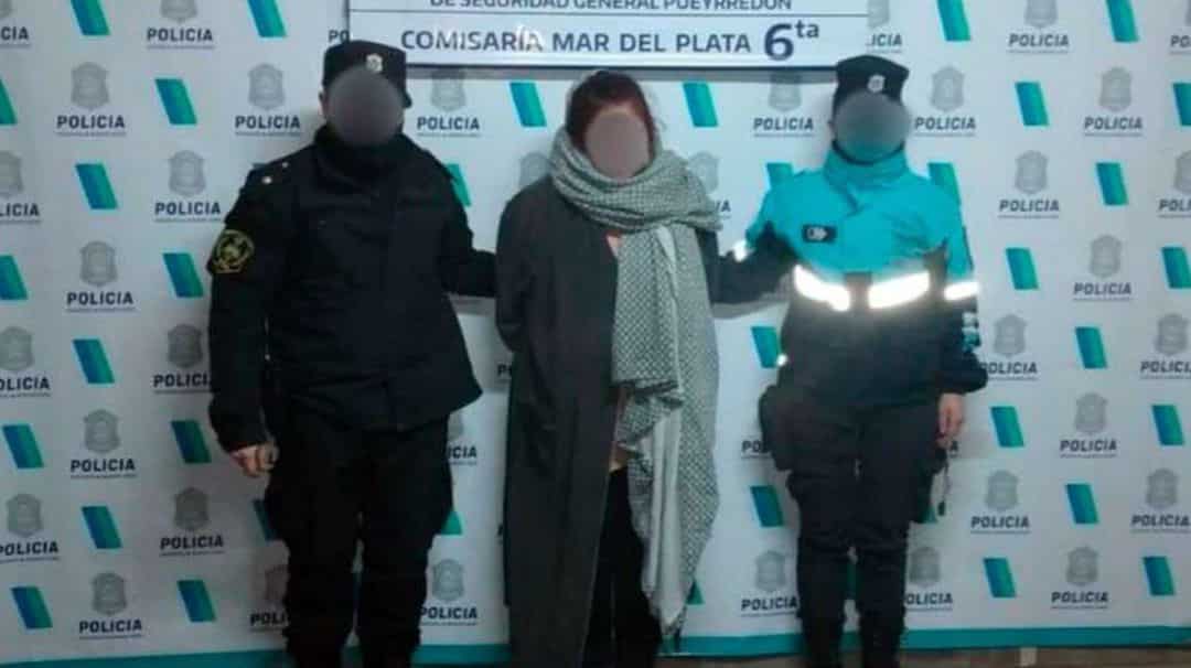 Una mujer llamó al 911 afirmando que su esposo murió al caer de la cama, pero los policías descubrieron que tenía varias puñaladas: quedó detenida por homicidio