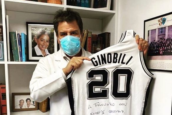 Manu Ginóbili le regaló una camiseta autografiada a Facundo Manes