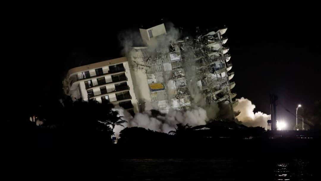 Ante la llegada de una tormenta tropical, las autoridades de Miami demolieron lo que quedaba del edificio que colapsó