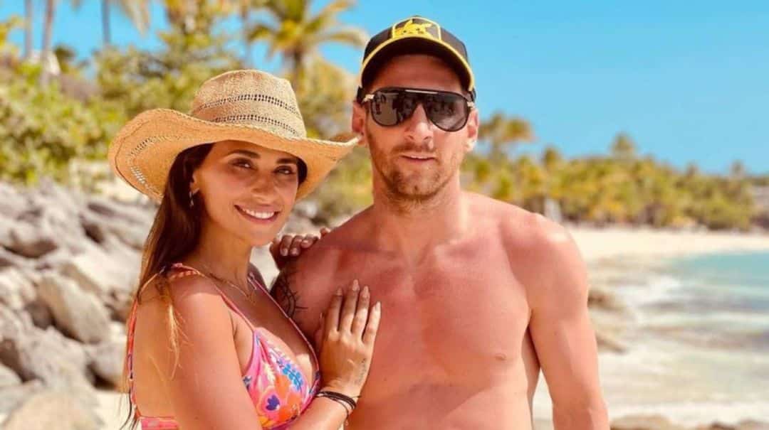 De espaldas y con una microbikini, Antonela Roccuzzo posó en un yate durante sus vacaciones en familia