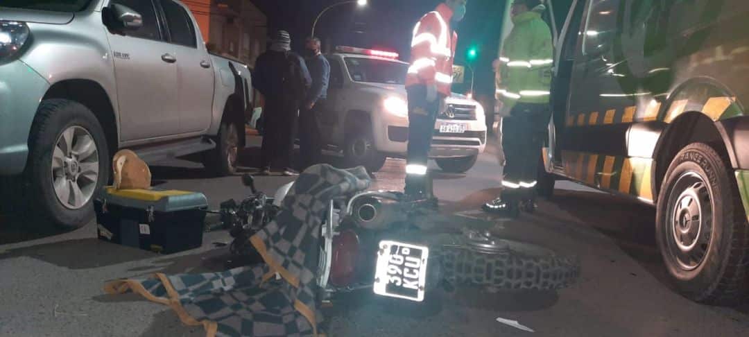 Un motociclista sufrió golpes tras chocar contra una camioneta y un colectivo