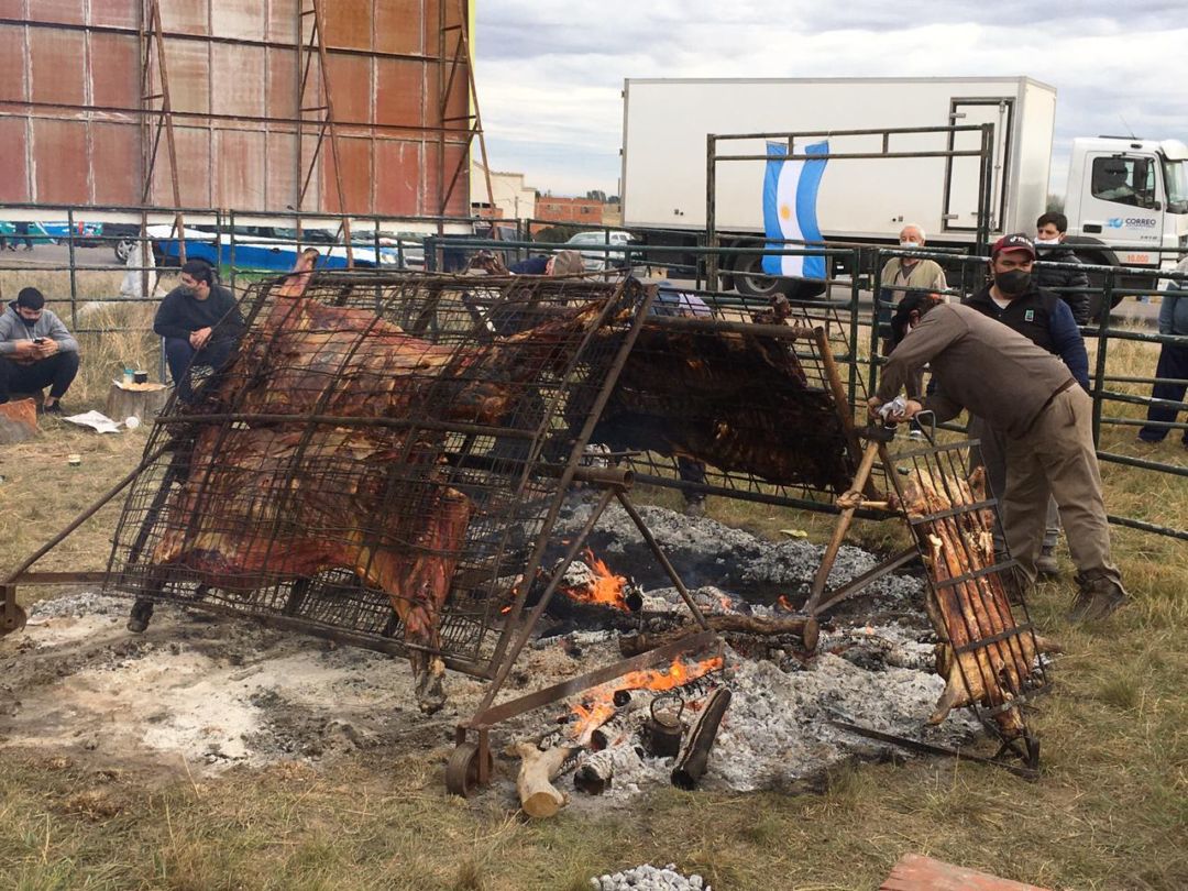 Hacen un asado popular para protestar contra la prohibición de la exportación de carne