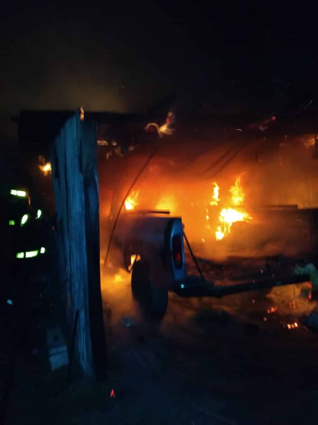 Pérdidas totales durante el incendio que afectó una camioneta y un galpón