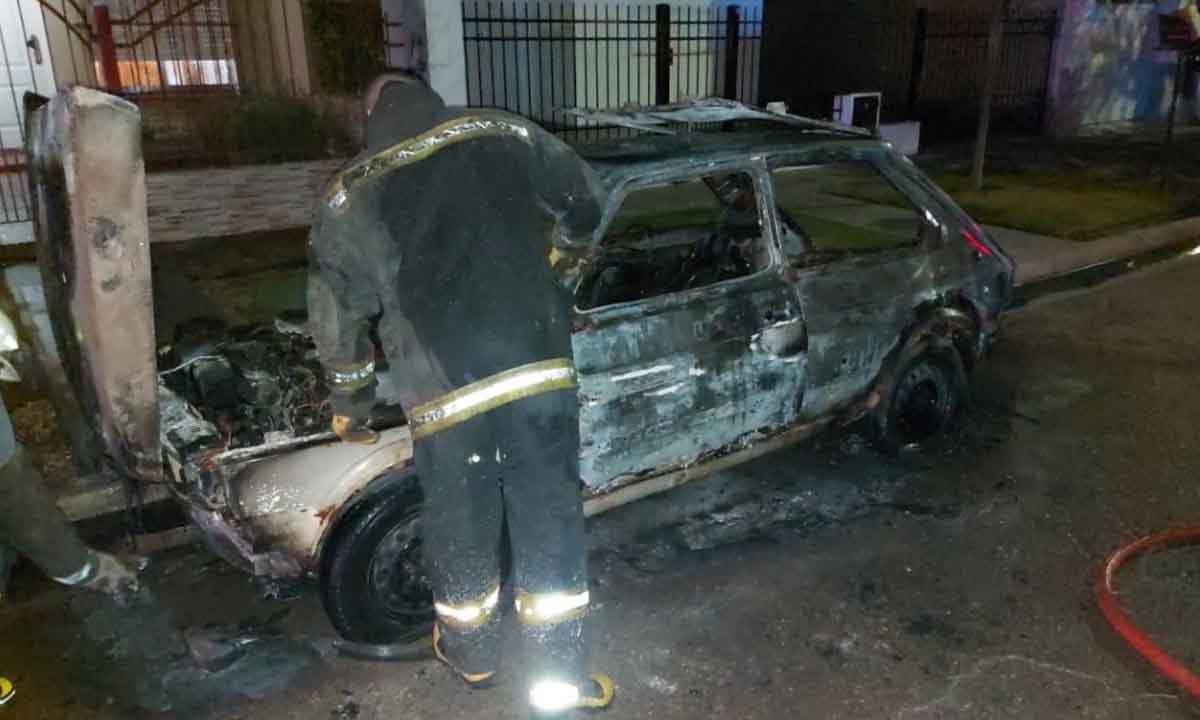 Un auto se incendió en Enrique Julio al 900