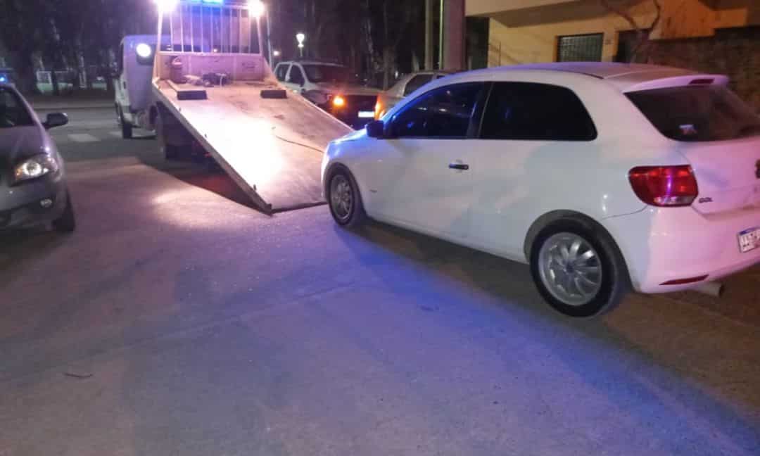 Abandonó su auto e intentó escapar para evitar un control policial