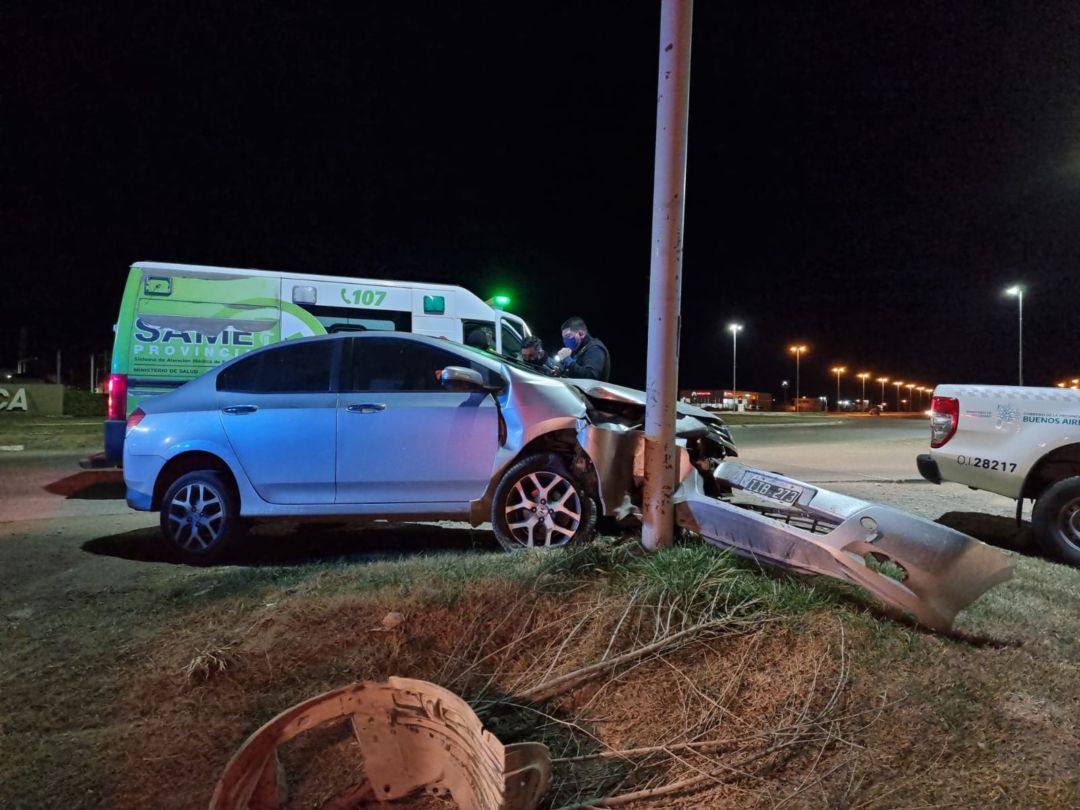 Borracho, chocó contra un poste de luz