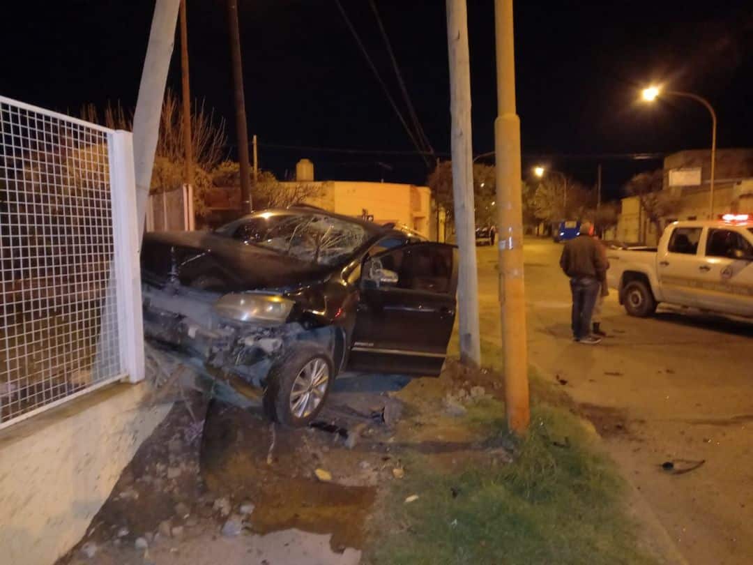 Chocó con una moto y terminó su marcha contra una casa